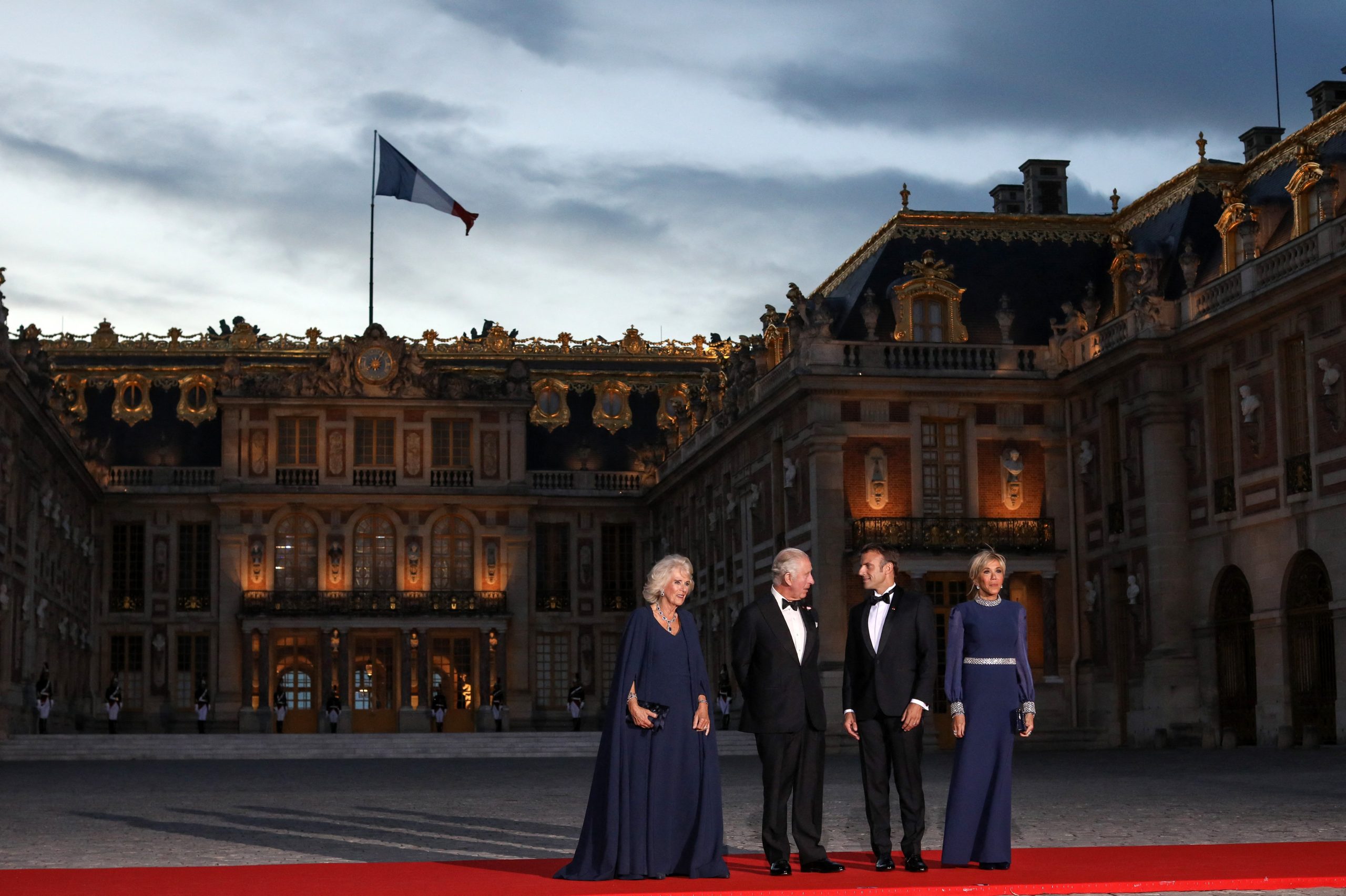 Cum s-au imbracat Regele Charles al III-lea si regina consoarta Camila pentru dineul cu Emmanuel si Brigitte Macron 2