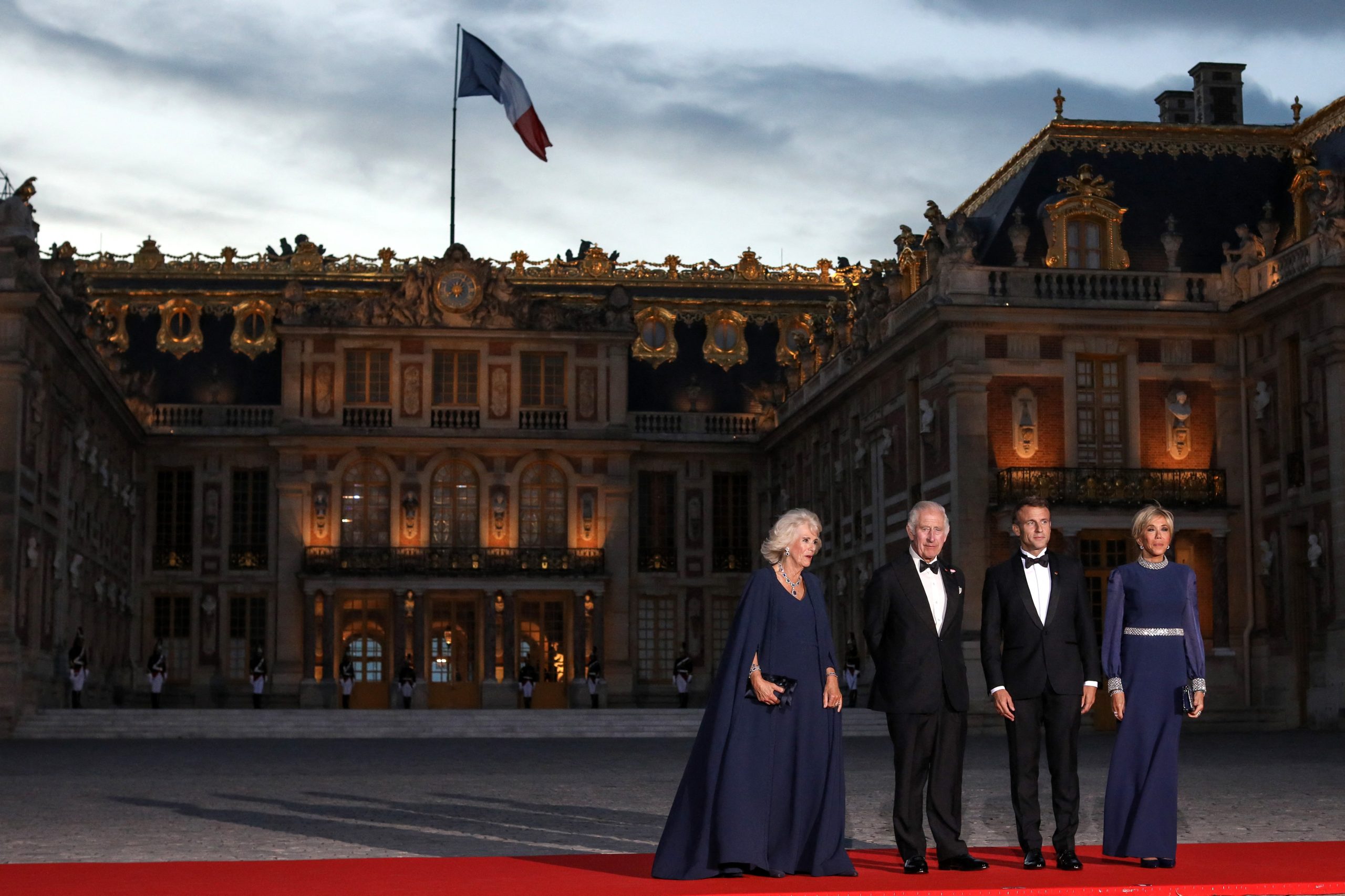 Cum s-au imbracat Regele Charles al III-lea si regina consoarta Camila pentru dineul cu Emmanuel si Brigitte Macron 2