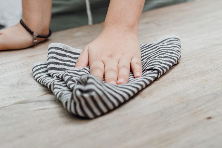 Cum să scoți rapid petele de grăsime de pe prosoapele de bucătărie. Metoda banală care le face să arate ca noi