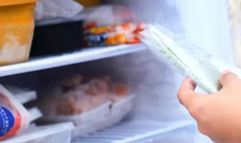 De ce să pui folie de aluminiu în congelator. Pontul bunicilor de la țară care îți va ușura viața