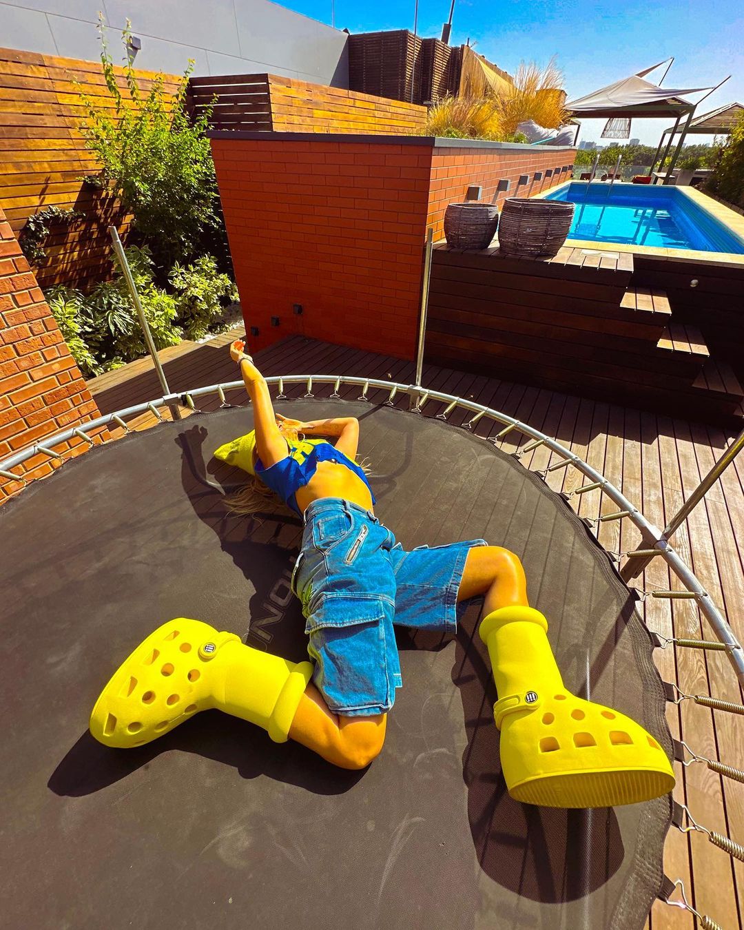 Delia, apariția care a stârnit multe reacții negative pe internet. Cât costă cizmele bizare cu care s-a afișat