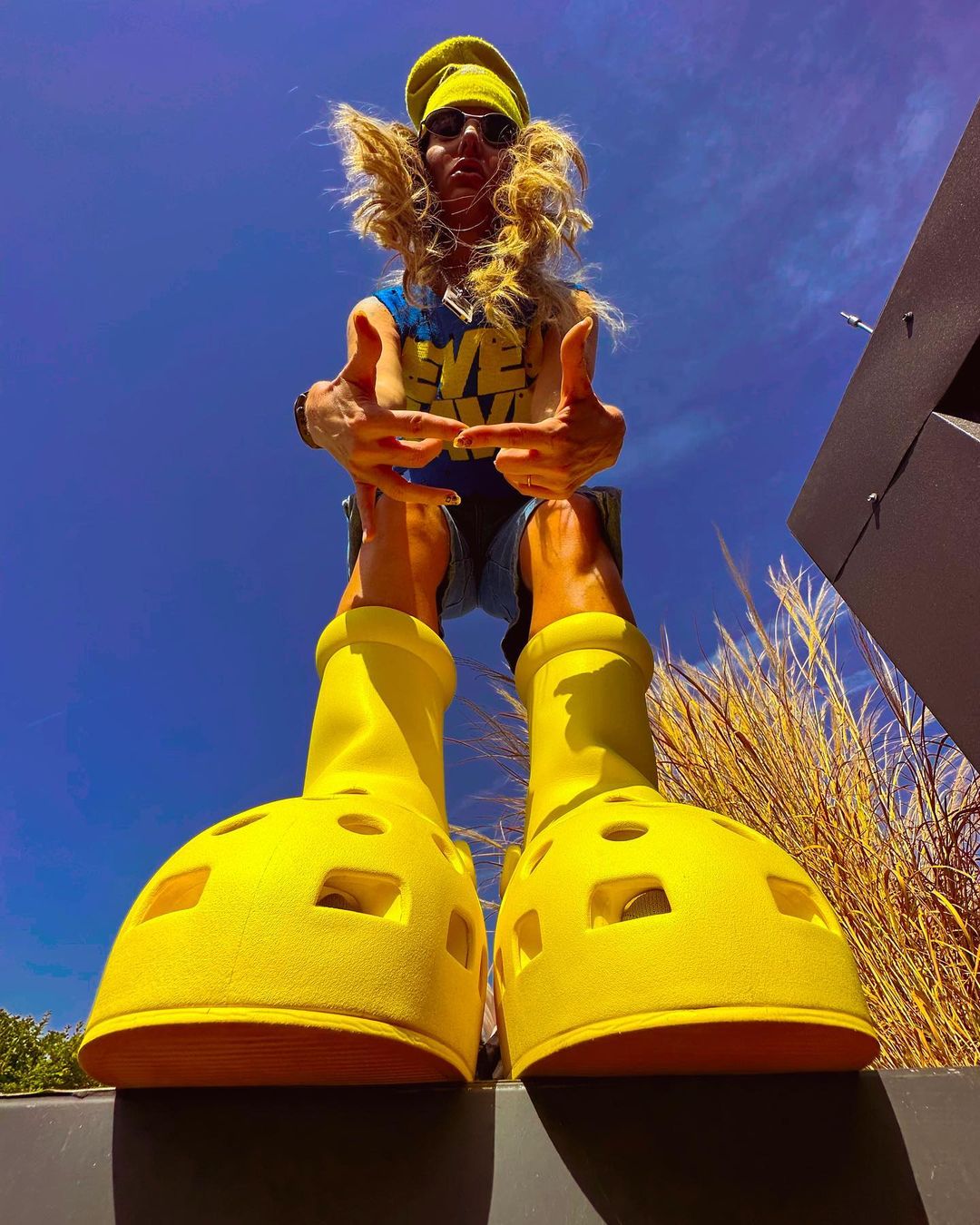 Delia, apariția care a stârnit multe reacții negative pe internet. Cât costă cizmele bizare cu care s-a afișat