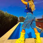 Delia, apariția care a stârnit multe reacții negative pe internet. Cât costă cizmele bizare cu care s-a afișat