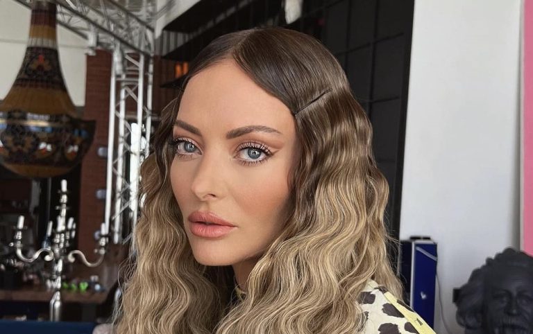 Delia, apariția care a stârnit multe reacții negative pe internet. Cât costă cizmele bizare cu care s-a afișat