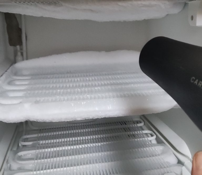 Cum se dezgheață congelatorul în doar 15 minute. E foarte simplu, nici nu faci mizerie