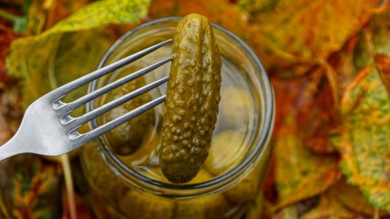 Greșeala banală care îți poate strica murăturile. Ce nu trebuie să faci sub nicio formă, riști să nu te mai bucuri de ele la iarnă