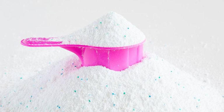 Unde se toarnă, de fapt, Vanish în mașina de spălat. Regula esențială de care să ții cont ca să nu distrugi hainele