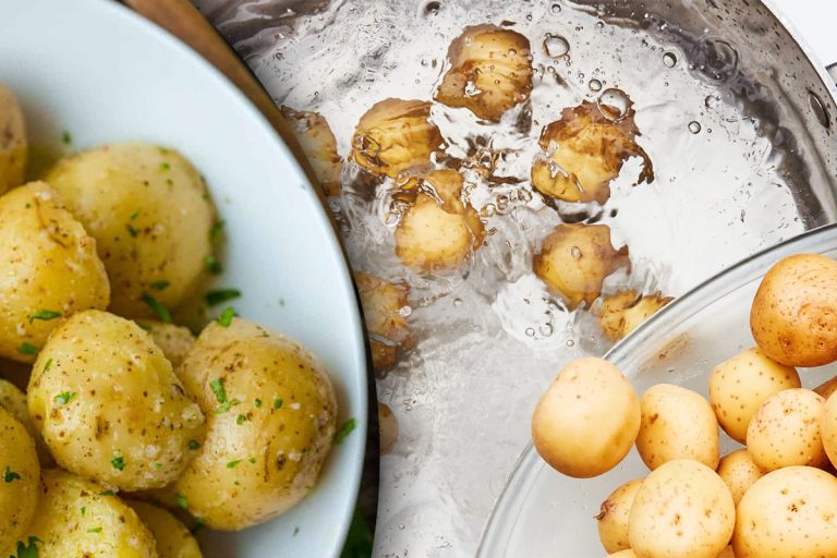 Leguma pe care să o adaugi în apa în care fierbi cartofii pentru piure. Trucul folosit de marii bucătari pentru un gust deosebit