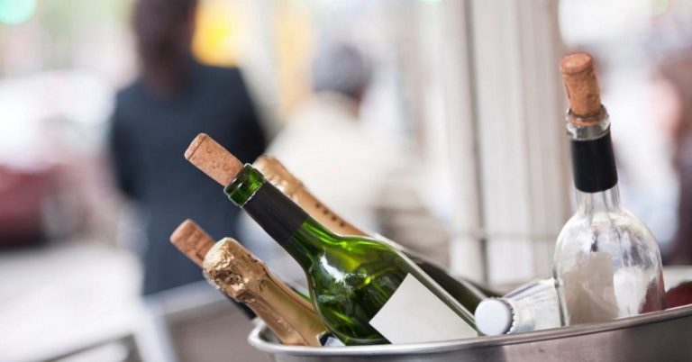 Nu mai arunca sticlele goale. Ce poți să faci cu ele, de fapt. 3 idei incredibile care te vor fascina