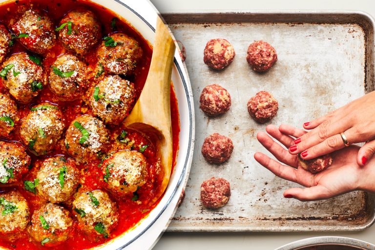 Nu mai înmuia pâinea pentru chiftele în apă. Ingredientul secret care le face mult mai gustoase și pufoase