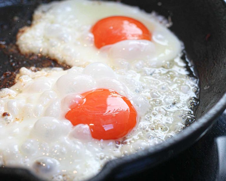 Ce să presari în tigaie, înainte să prăjești ouăle. Așa nu se vor mai lipi și ies crocante