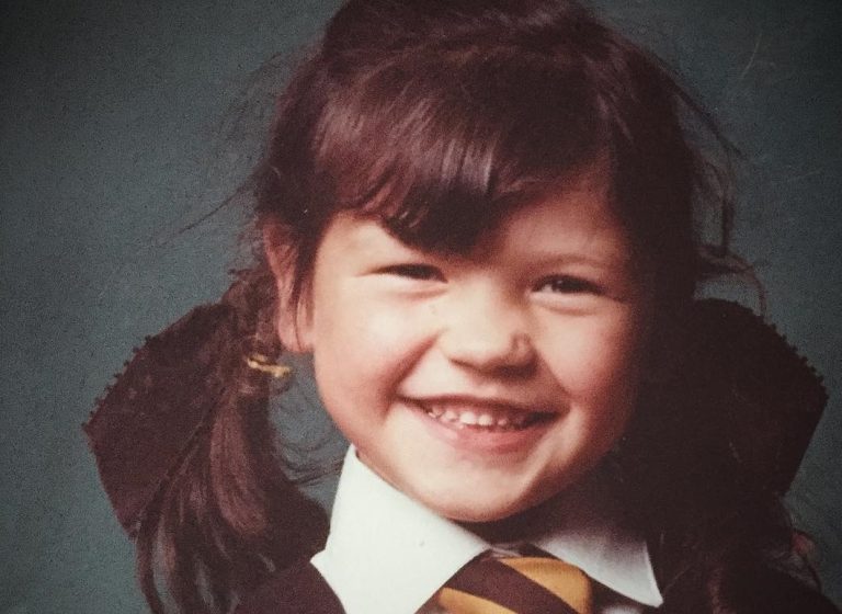 Recunoști școlărița adorabilă din imagine? S-a transformat în femeia fatală, toți bărbații îi iubesc frumusețea naturală