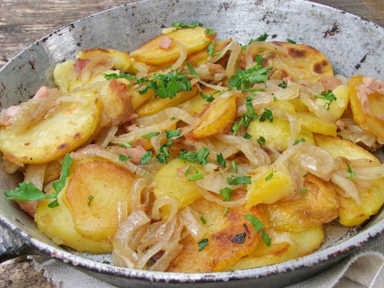 Cum faci cei mai buni cartofi țărănești. Trucul prin care ies crocanți și delicioși ca la restaurant