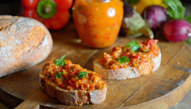 Zacuscă de vinete ca la bunica. Ingredientele pe care trebuie să le adaugi neapărat, iese super gustoasă așa