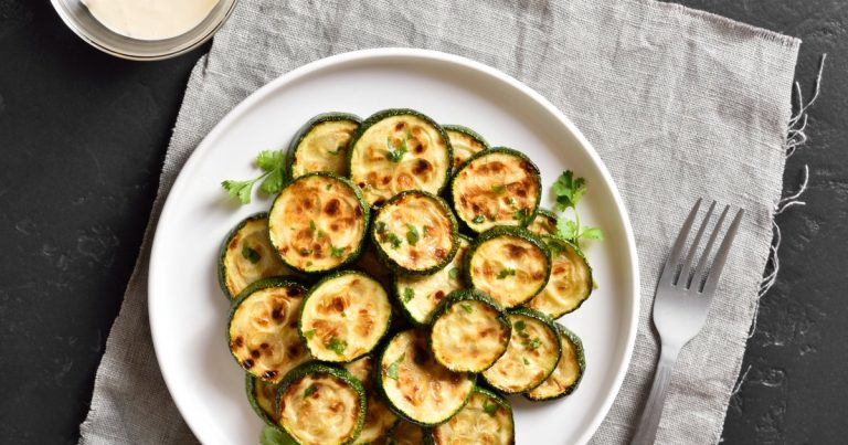 Așa prepari cea mai bună salată de dovlecei pe care ai mâncat-o vreodată. Ingredientul secret care face diferența, iese de nota 10