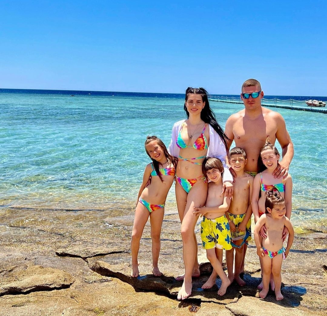 Calin si Orianda Donca, impreuna cu cei cinci copii ai lor