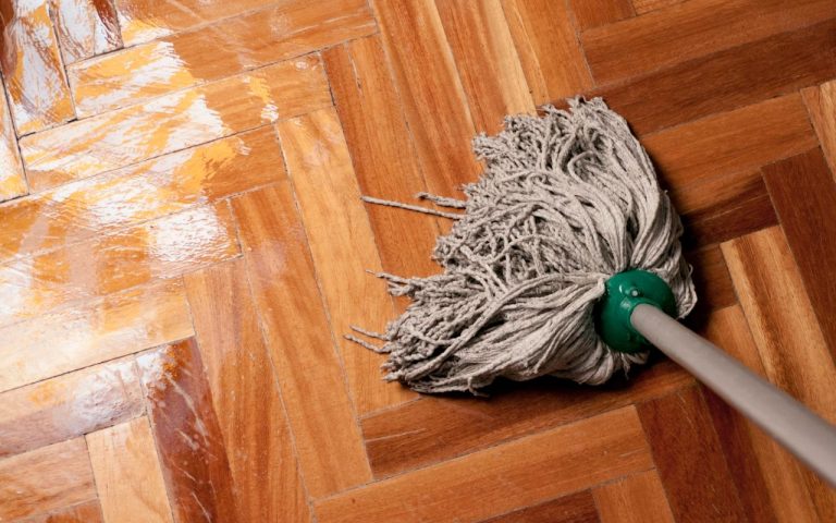 Ce să adaugi în apa cu care speli parchetul din casă. Va străluci de curățenie cu acest truc banal