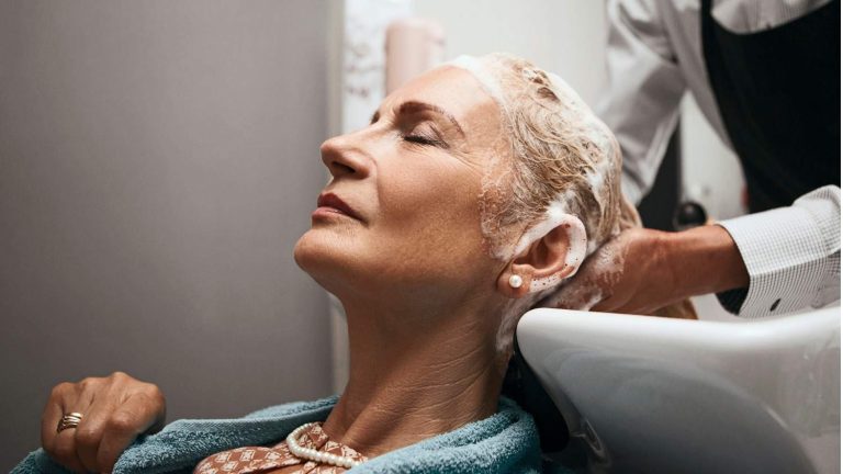 Tunsori care întineresc femeile trecute de 50 ani. Aceste coafuri superbe fac furori, atrag toate privirile