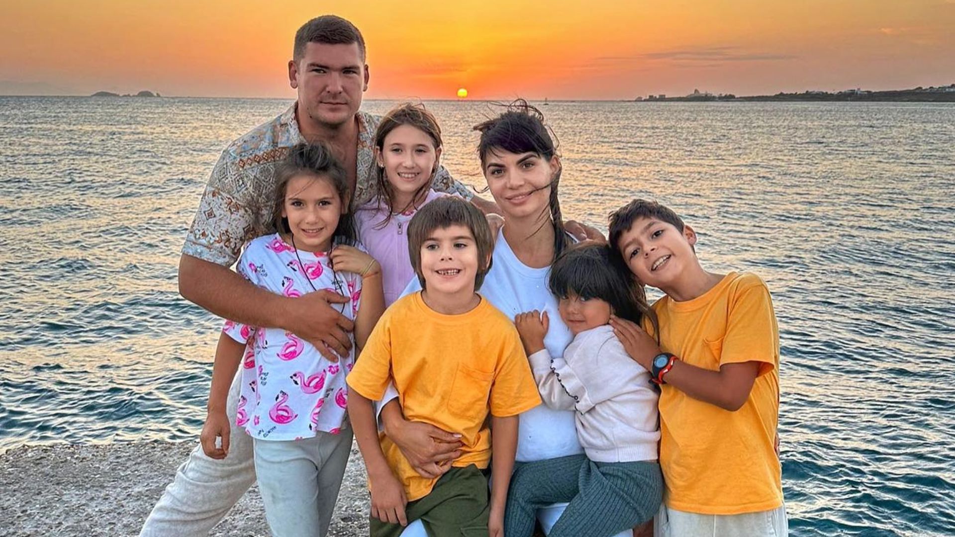 Calin si Orianda Donca, impreuna cu cei cinci copii ai lor