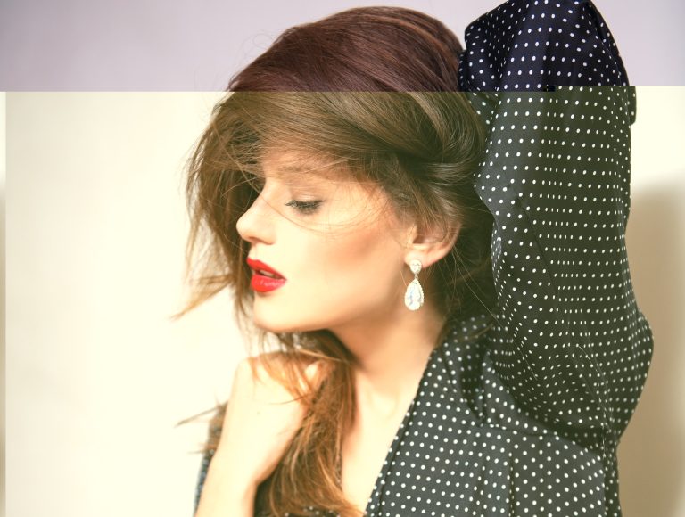 M-am îndrăgostit de șeful meu. Și el pare să țină la mine, dar relațiile între colegii de birou sunt interzise. Nu știu cum să procedez acum