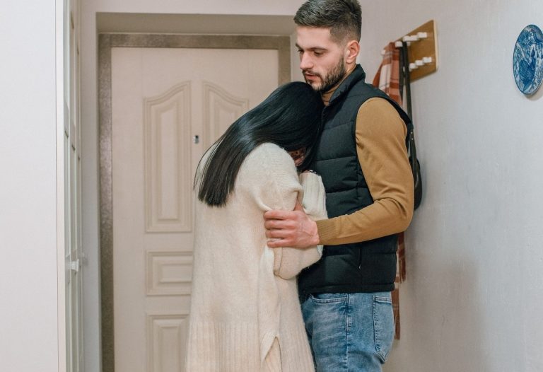 Părinții mei vor să anulez nunta. Au aflat că iubitul meu este fiul fostei iubite a tatălui meu, din tinerețe