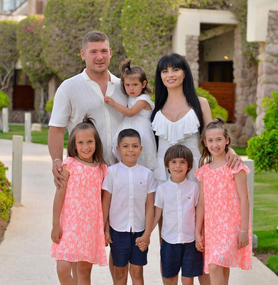 Calin si Orianda Donca, impreuna cu cei cinci copii ai lor