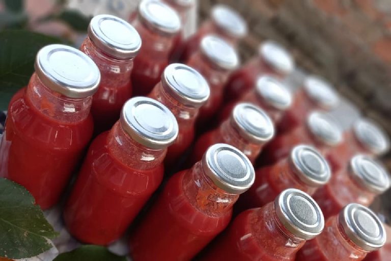 Cea mai simplă rețetă de suc de roșii pentru iarnă. Nu conține sare, zahăr și conservant. Secretul ca să reziste 2 ani