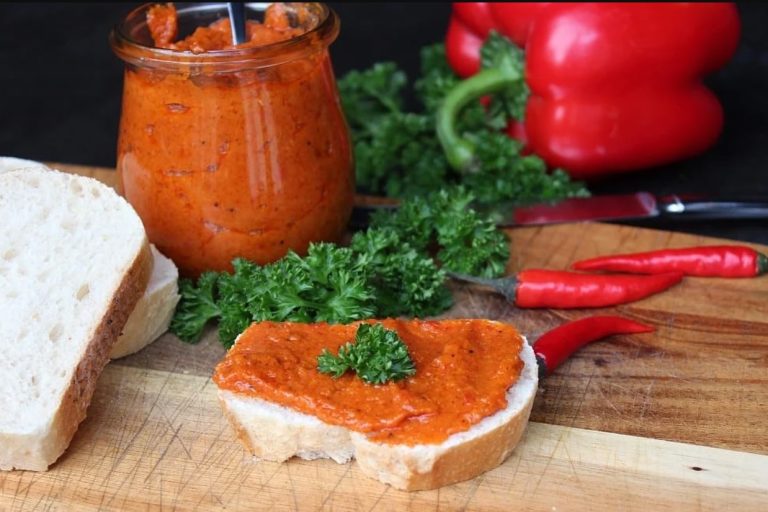 Așa zacuscă bună sigur nu ai mâncat. Ingredientul care schimbă complet gustul și aroma finală a preparatului