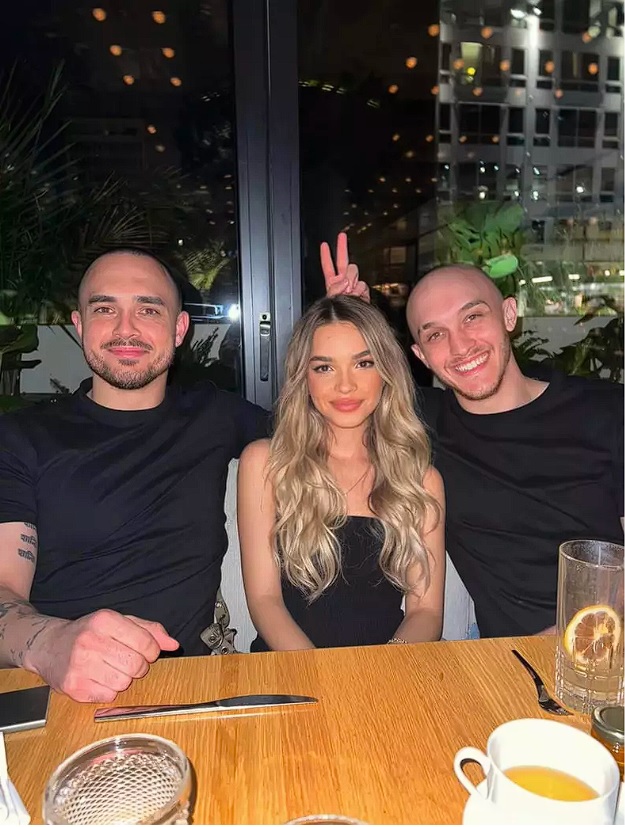 Vanessa Doroftei, alături de cei doi frați ai săi