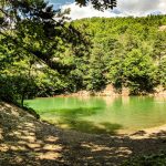 Lacul Albastru, singurul lac din lume care isi schimba culoarea in functie de anotimp