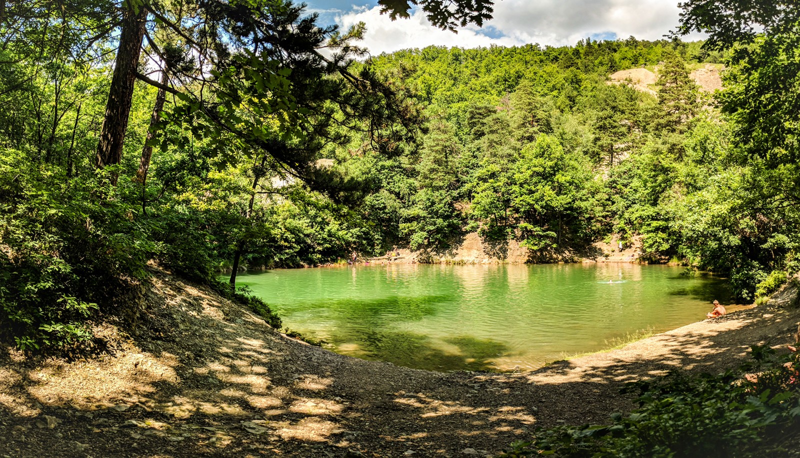 Lacul Albastru, singurul lac din lume care isi schimba culoarea in functie de anotimp