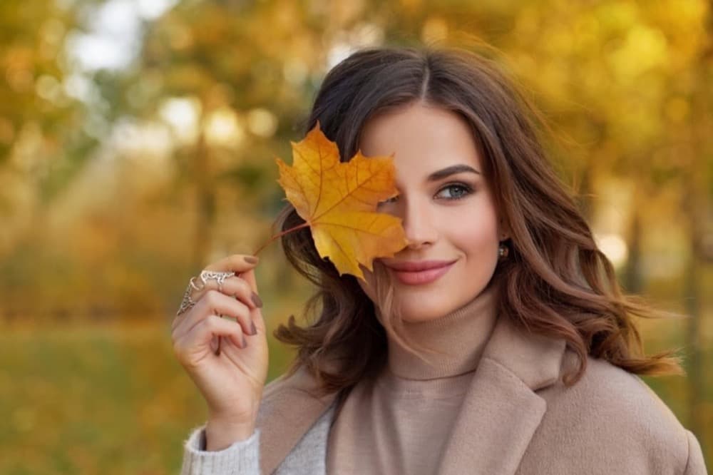 3 culori de par care te intineresc