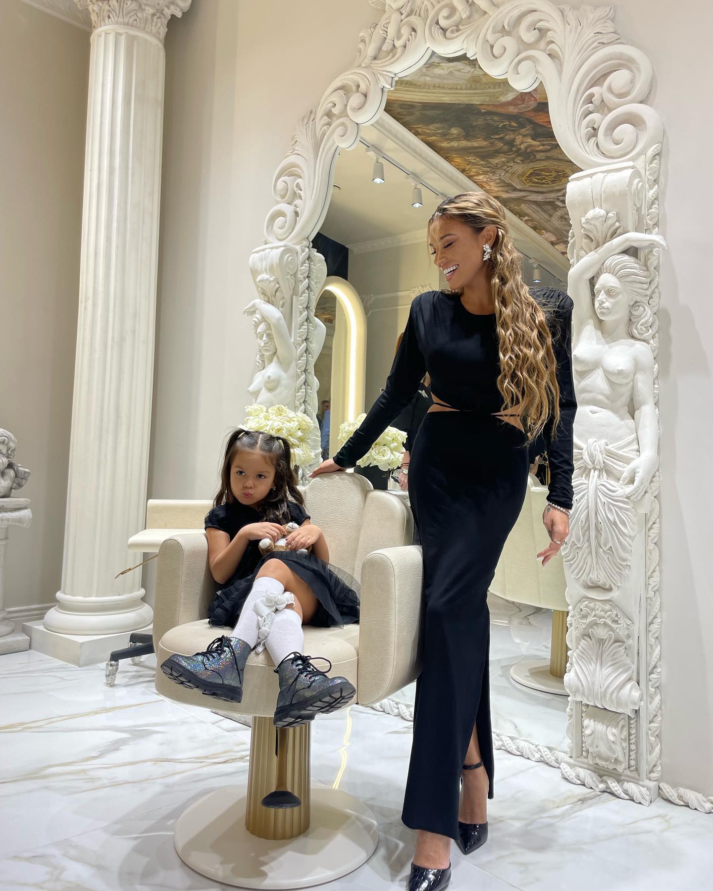 Karmen, alături de fetita ei