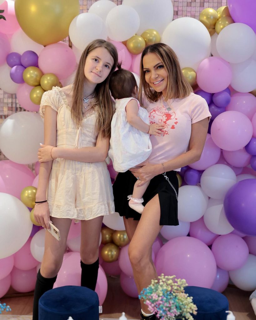 Cine o ajută pe Andreea Antonescu cu creșterea copiilor, de fapt