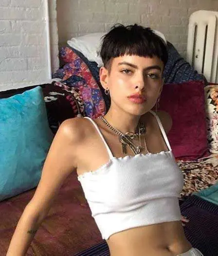 Păr scurt tuns drept