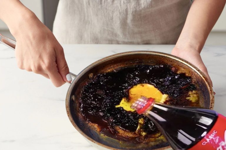 A pus Coca Cola în detergentul de vase, apoi s-a apucat să spele cratițele. Rezultatul a fost unul fabulos, vei încerca și tu imediat