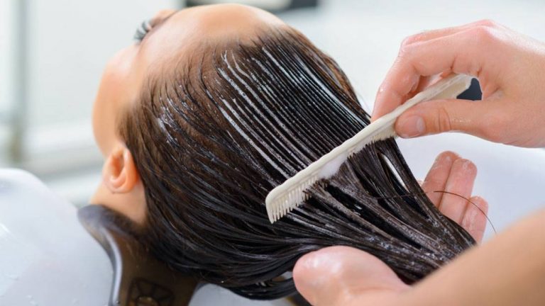 Diferența dintre mască de păr și balsam de păr. Multe femei le încurcă