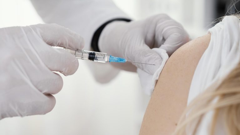 Cât costă vaccinul antigripal în 2023. Cine sunt românii care îl pot obține gratuit