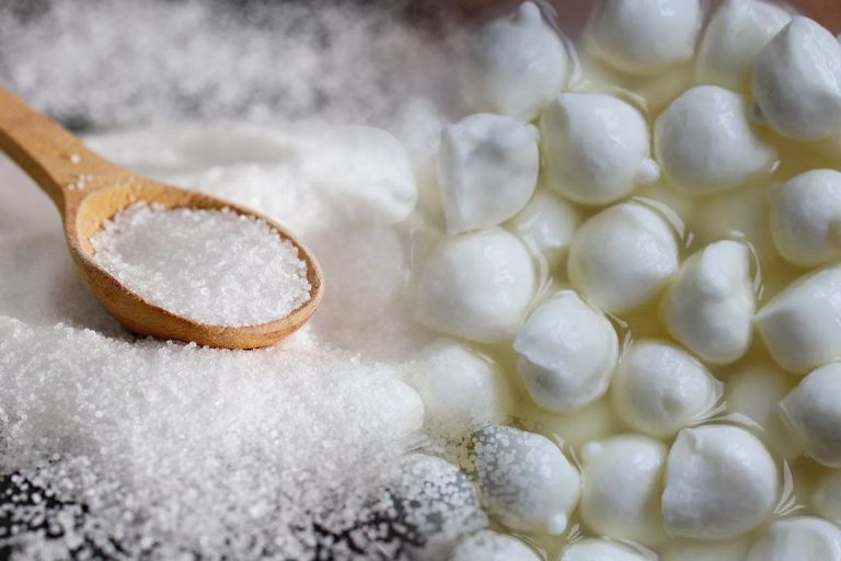 Câtă sare se pune la saramura pentru brânză. Pontul ciobanilor pentru cel mai bun gust, așa rezistă toată iarna