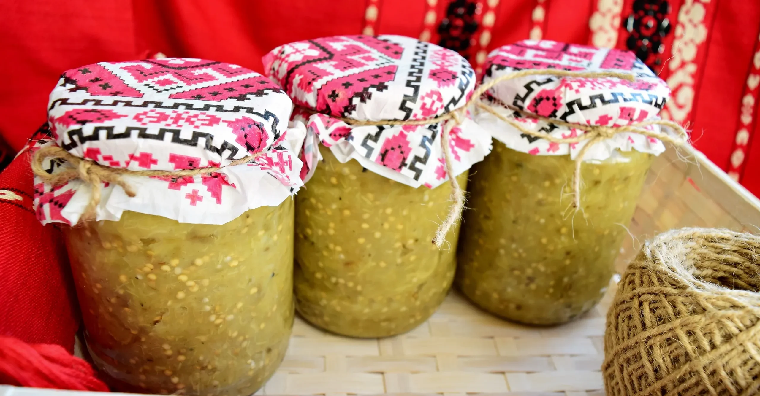 Ce adauga la final gospodinele din Transilvania in borcanele cu vinete