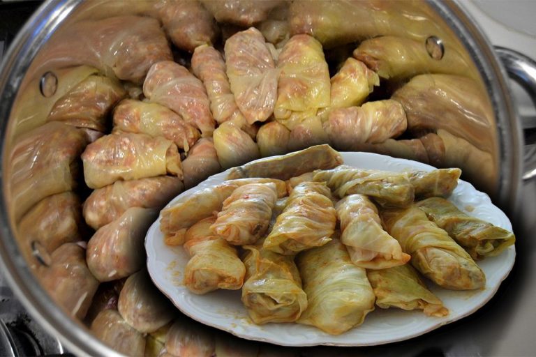 Ce să adaugi deasupra sarmalelor în oală pentru un gust desăvărșit. Secretul știut de puține gospodine