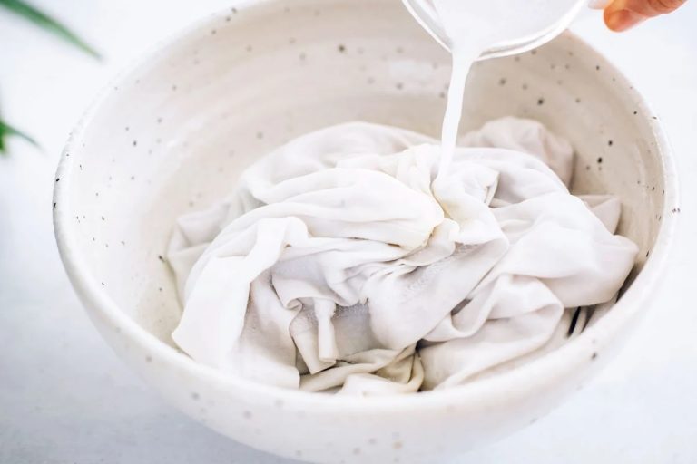 Ce să adaugi în apa cu care speli hainele albe pentru a scăpa de petele dificile. Cele mai simple și eficiente trucuri, îți vor fi de mare ajutor