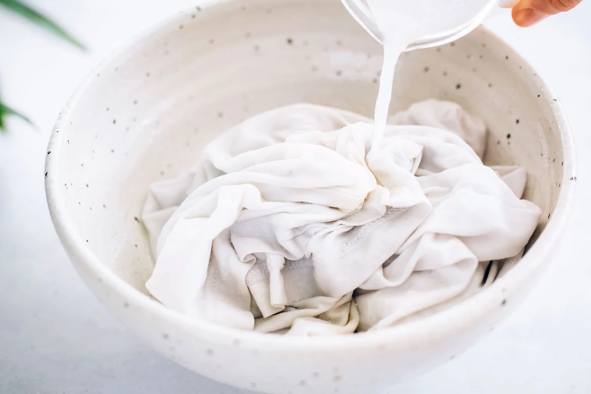 Ce să adaugi in apa cu care speli hainele albe pentru a scapa de petele dificile