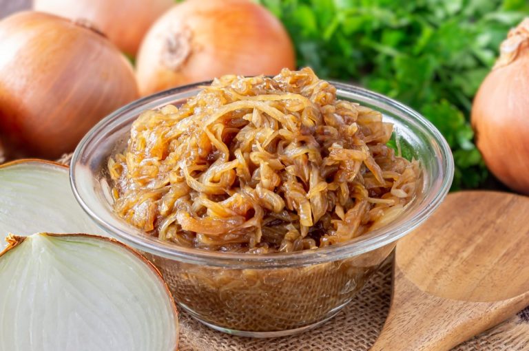 Cum faci cea mai bună ceapă caramelizată. Ingredientul folosit de marii bucătari ca să iasă gustoasă și crocantă