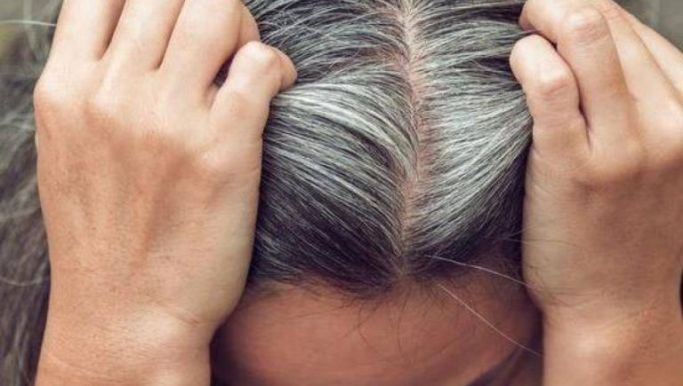 Trucul simplu care te scapă de părul alb. Ce poți să folosești în loc de vopsea, vezi rezultatele imediat