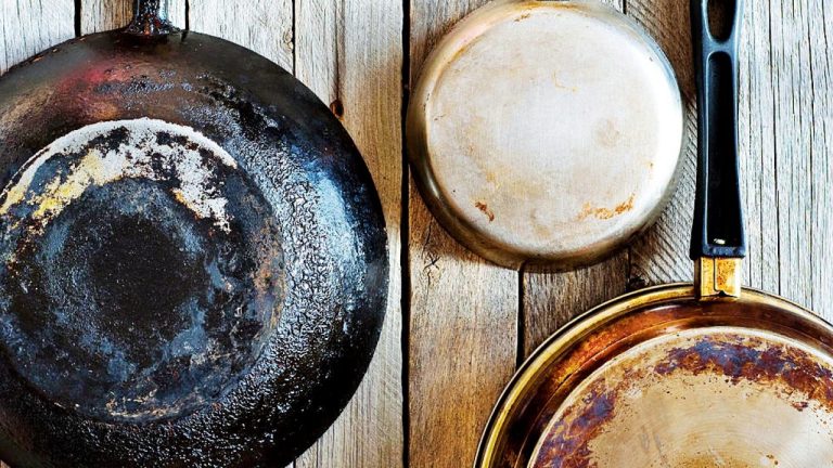 Cu ce se curăță, de fapt, arsura de pe tigăi. Gospodinele iscusite apelează cu încredere la acest truc simplu