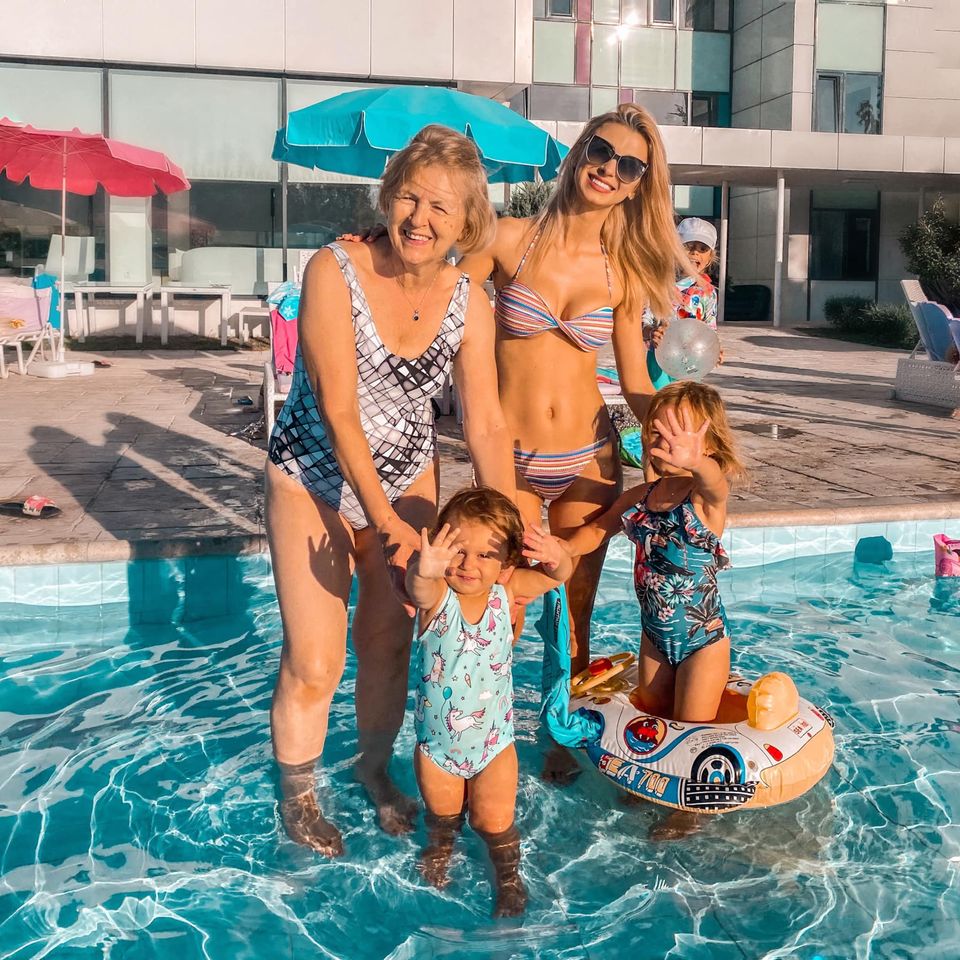 Andreea Balan, cele doua fetite ale sale si mama ei