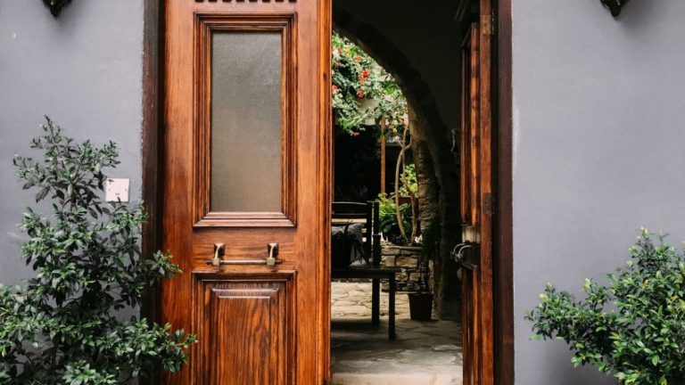 Obiectul pe care să-l ții mereu la intrarea în casă pentru noroc și spor la bani. Așa alungi tot ghinionul din viața ta