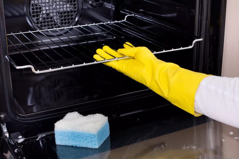 Cum poți să cureți ușor și rapid cuptorul de grăsime. Cele mai simple și eficiente metode, ai nevoie de câteva ingrediente banale