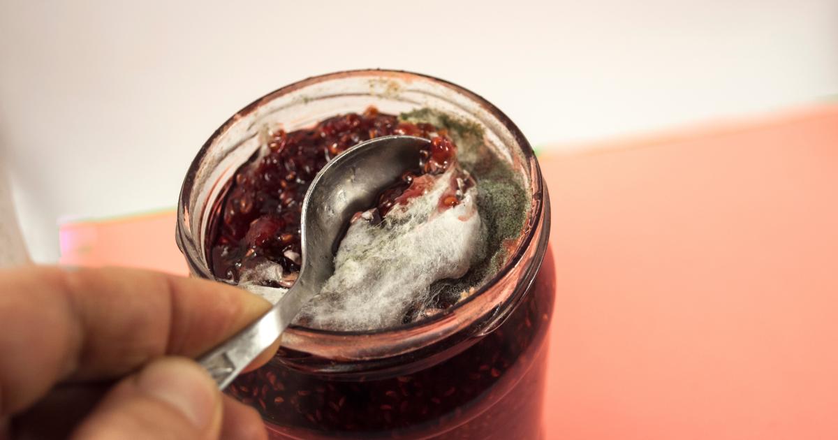 Cum se formează mucegaiul în borcanul cu gem